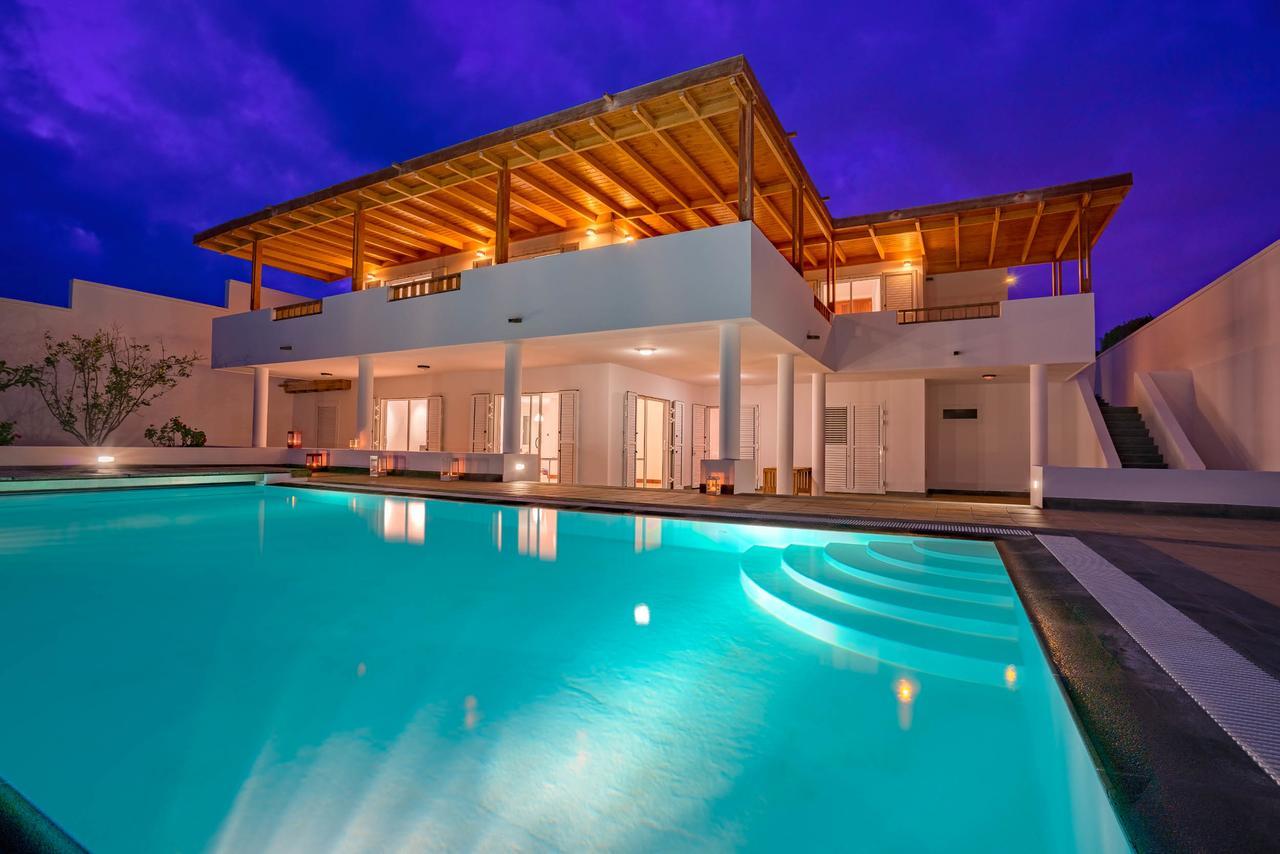 Villa Dedalos - A Luxury Large Villa With A Heated Pool In 卡列罗港 外观 照片